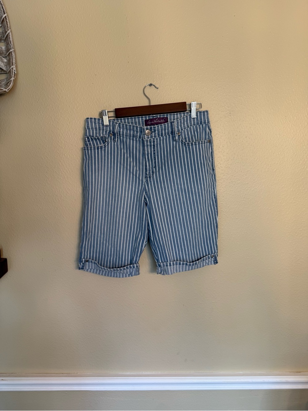 Gloria Vanderbilt Blue and White Striped women’s size 10 Flat Front Shorts